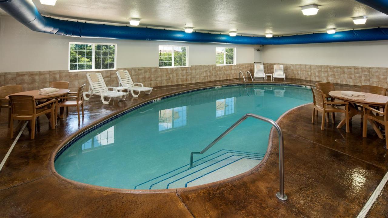 גלנה Irish Cottage Inn & Suites מראה חיצוני תמונה