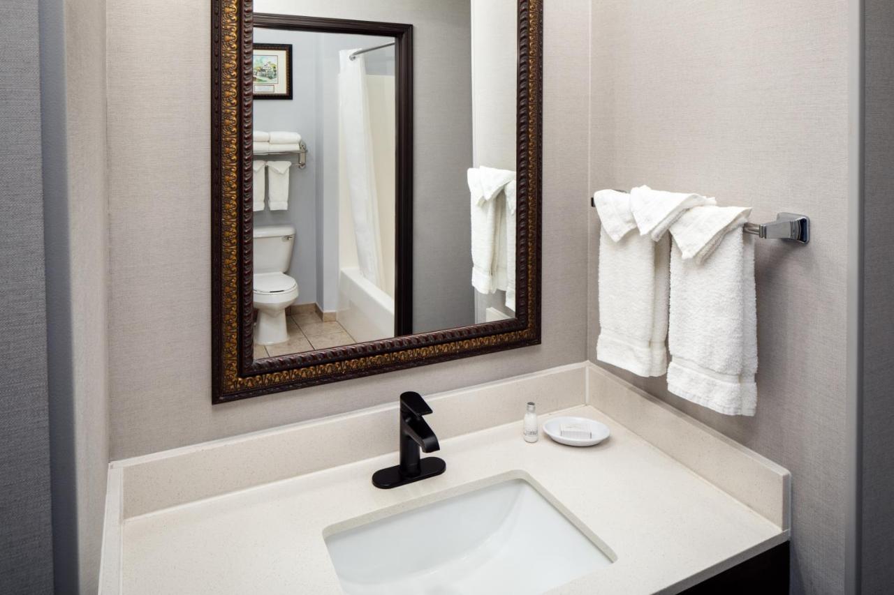גלנה Irish Cottage Inn & Suites מראה חיצוני תמונה