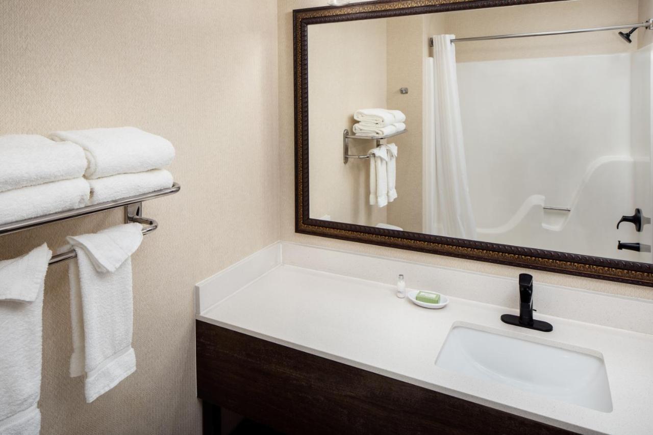 גלנה Irish Cottage Inn & Suites מראה חיצוני תמונה